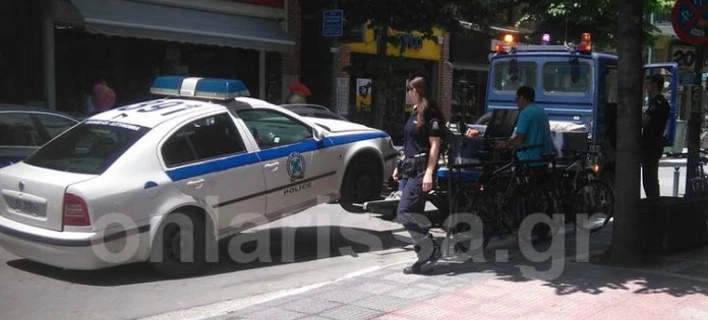 Ασυνήθιστο τροχαίο στη Λάρισα: Περιπολικά τράκαραν μεταξύ τους – Στο κέντρο της πόλης (Βίντεο)